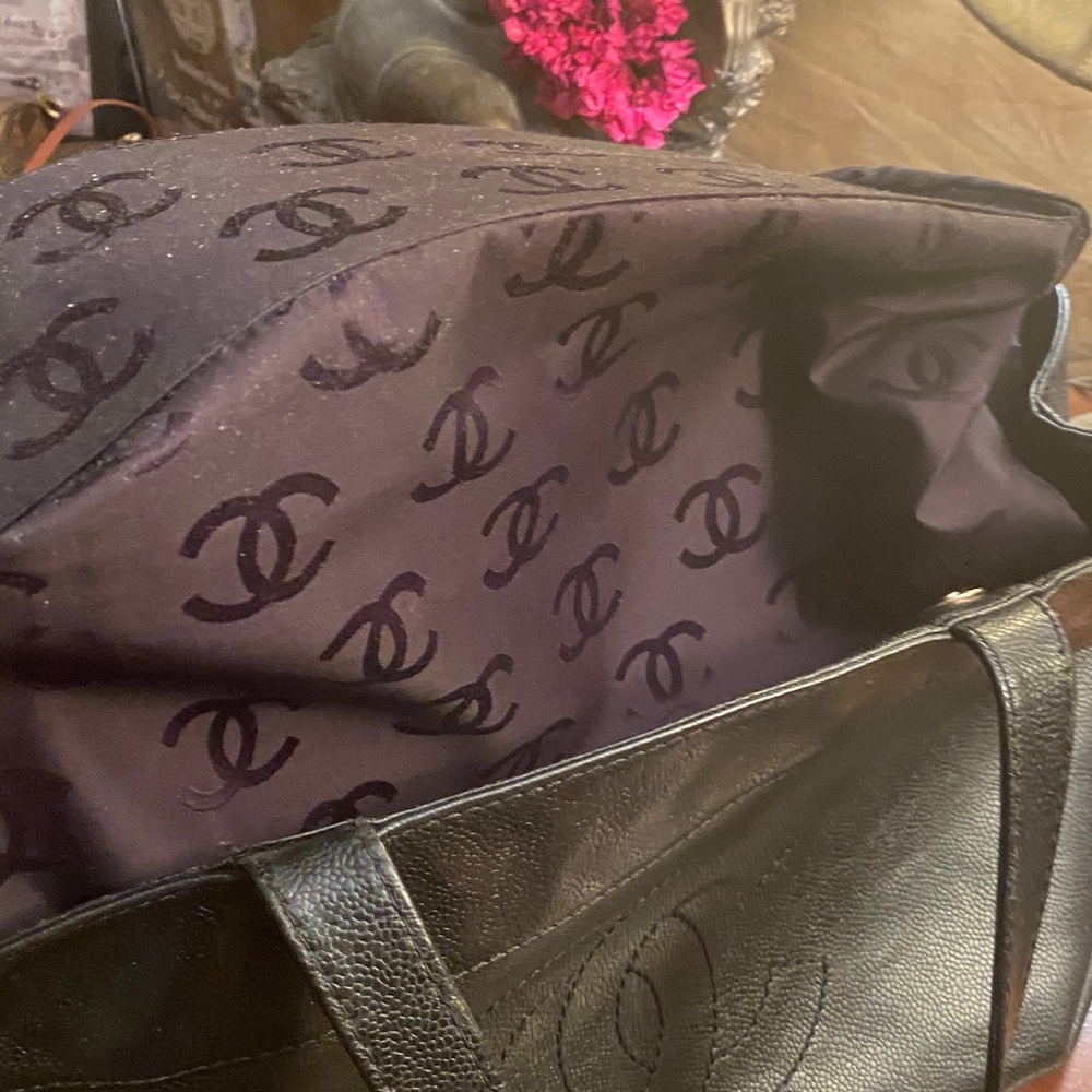 Chanel Coco Mark Black Caviar
Leather Tote (Pre-Owned-good condition) - Picture 8 of 12